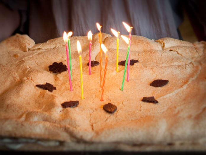 Marängtårta i långpanna med sockerkaka i botten.