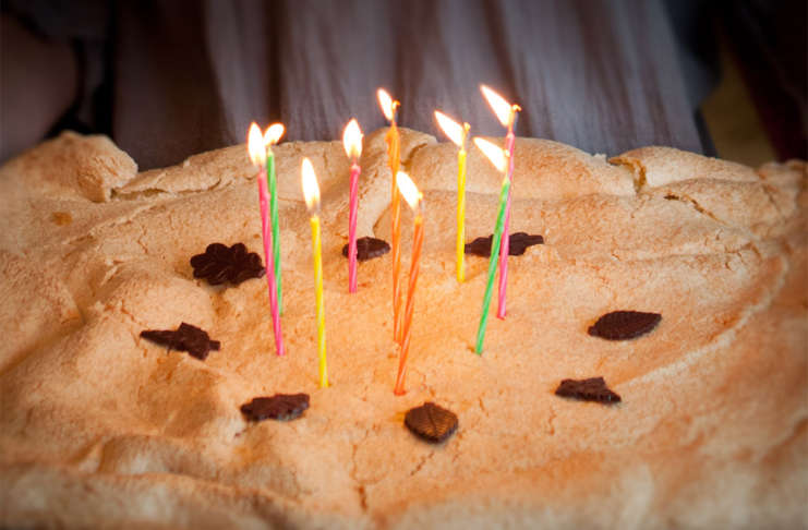 Marängtårta i långpanna med sockerkaksbotten Marängtårta i långpanna med sockerkaka i botten.