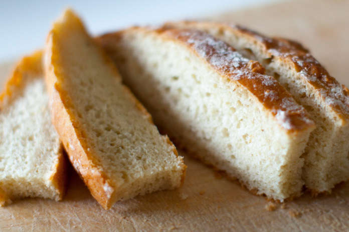 Snabbt matbröd med kummin som jäser direkt på plåten