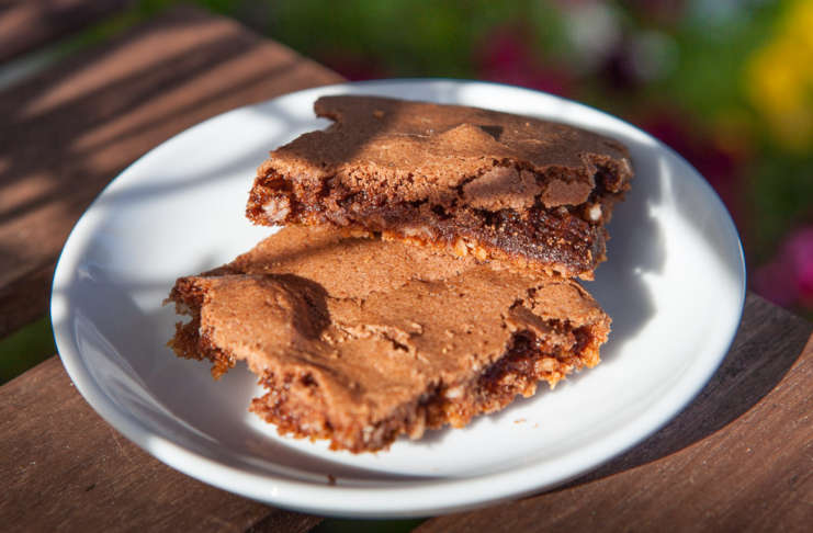 Kladdkaka med frasig topp Kladdkaka med krispig och knaprig topp.