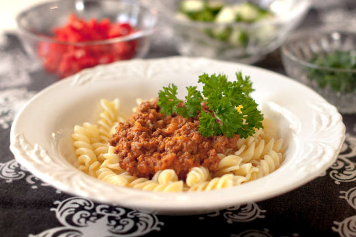 Enkel köttfärssås med morot i som barnen kan hjälpa till med