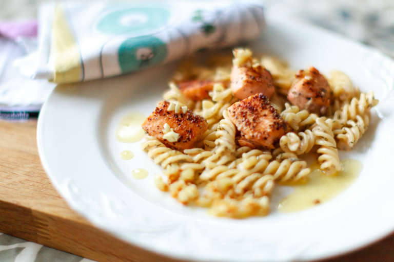 Laxpasta med sås gjord på grädde och dill