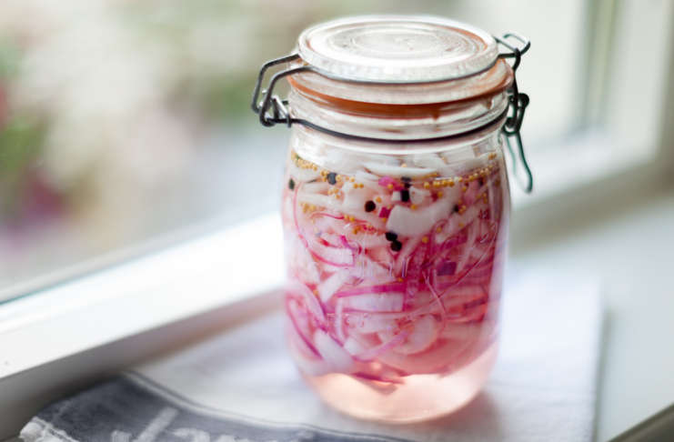 Picklad inlagd rödlök – perfekt till hamburgare Picklad inlagd rödlök till grillat och hamburgare